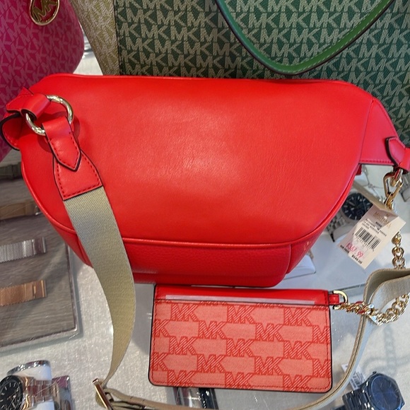 MICHAEL KORS
Maisie Large Pebbled Leather 2-in-1 Sling Pack
Dark Sangria 
NWT - Picture 16 of 16